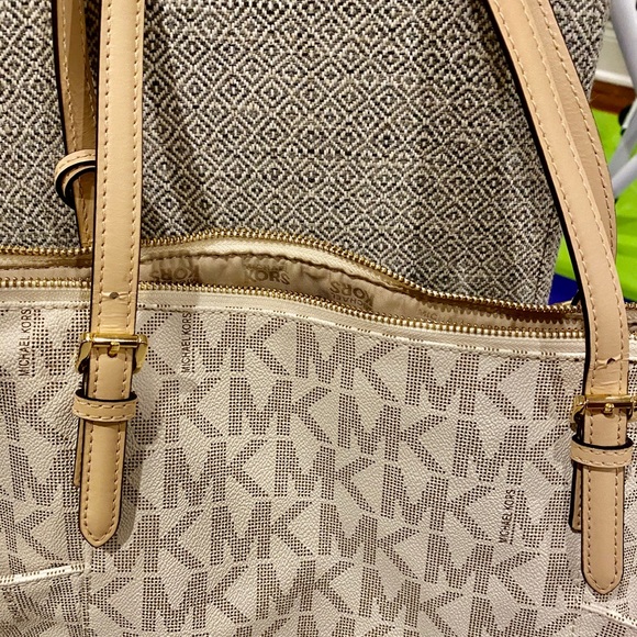 🌻SOLD🌻. Micheal Kors Tote - Picture 4 of 5